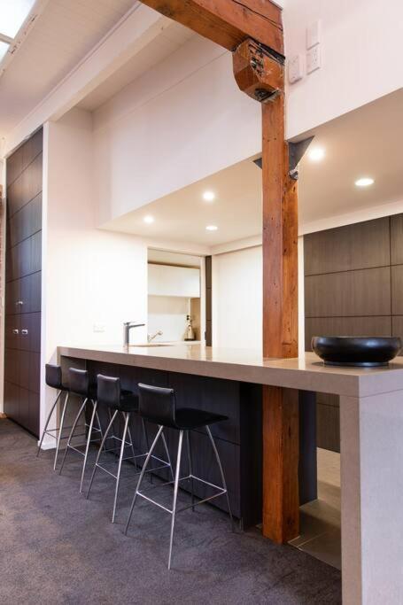 True New York Style Newmarket Loft Apartment 오클랜드 외부 사진