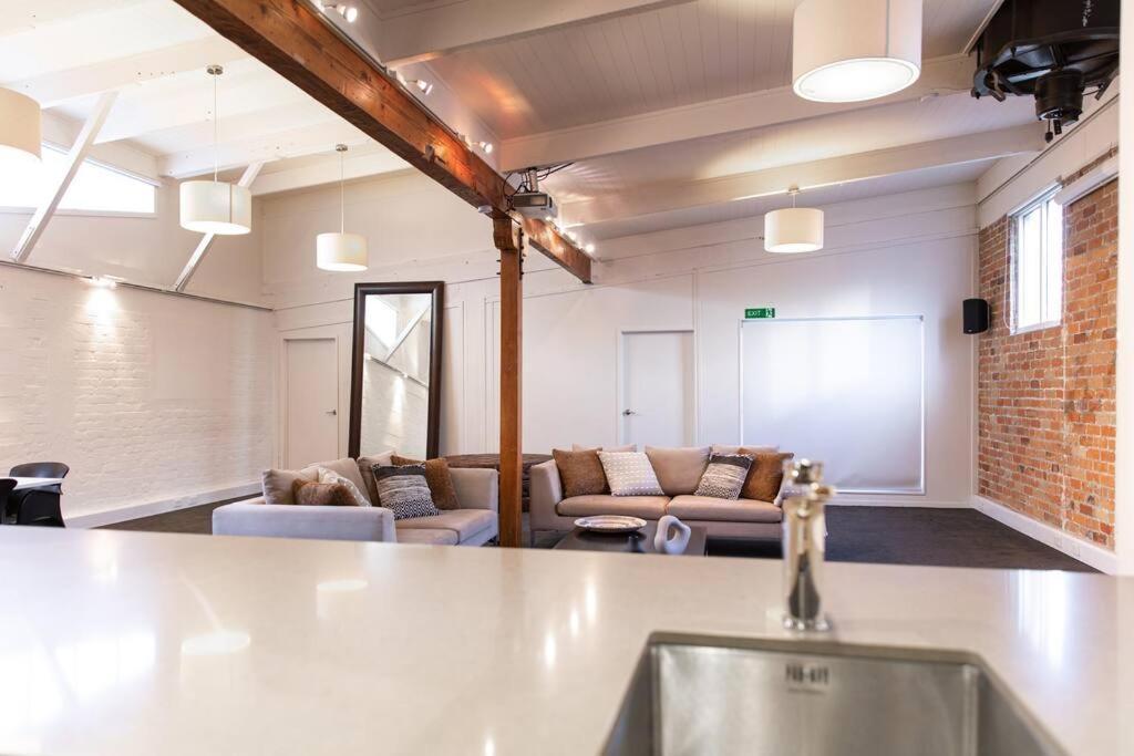 True New York Style Newmarket Loft Apartment 오클랜드 외부 사진